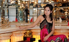 小恩雅穿红色内衣